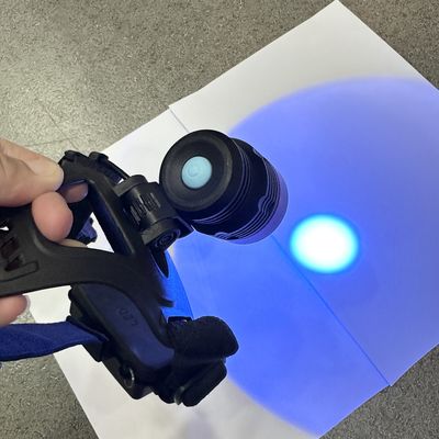 DG-3101S 90 องศา ปรับขึ้นและลง หลอดสีดําชนิดหมวก UV มีอายุการใช้งานเฉลี่ย 30 LED พื้นที่ฉายแสง 50 มม