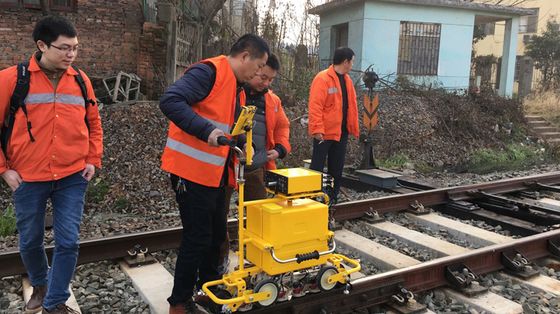 รถเข็นน้ำหนักเบาพร้อมจอแสดงผลสี TFT ใช้สำหรับระบบรางรถไฟ เครื่องตรวจจับรอยตำหนิรางรถไฟแบบดิจิทัลอัลตราโซนิก